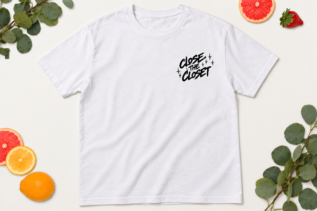 Camiseta Close the Closet blanca vista delantera con logo en el pecho