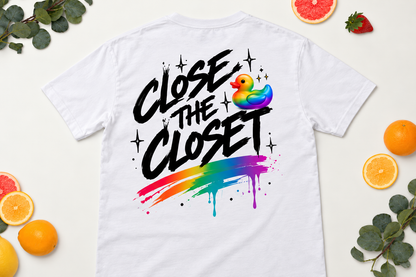 Camiseta Close the Closet blanca vista trasera con diseño urbano, pato arcoíris y colores