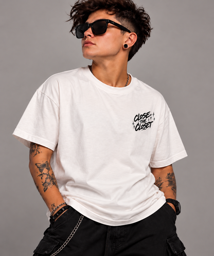 Modelo de frente con la camiseta Close the Closet y logo en el pecho
