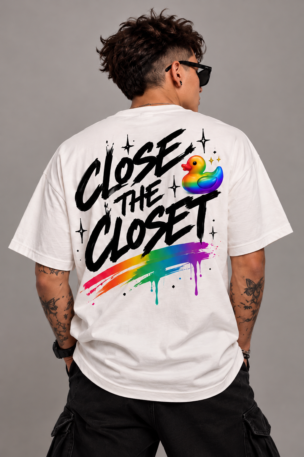 Modelo de espaldas con la camiseta Close the Closet y diseño trasero urbano